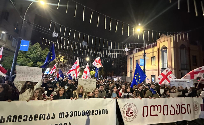"დაუმორჩილებლობა თავისუფლების საფუძველია" - ილიაუნელები საპროტესტო მსვლელობას მართავენ