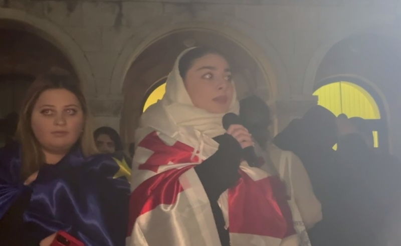 ქუთაისის 30-ე სკოლის დირექტორმა, რომელიც ასევე საკრებულოს წევრია, მისი მოსწავლეები დასატუქსად დაიბარა 