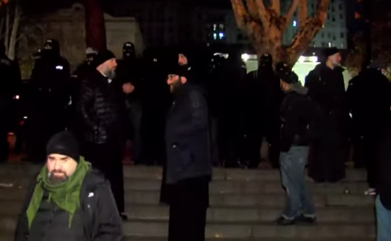 სპეცრაზმსა და ხალხს შორის სასულიერო პირები ჩადგნენ 