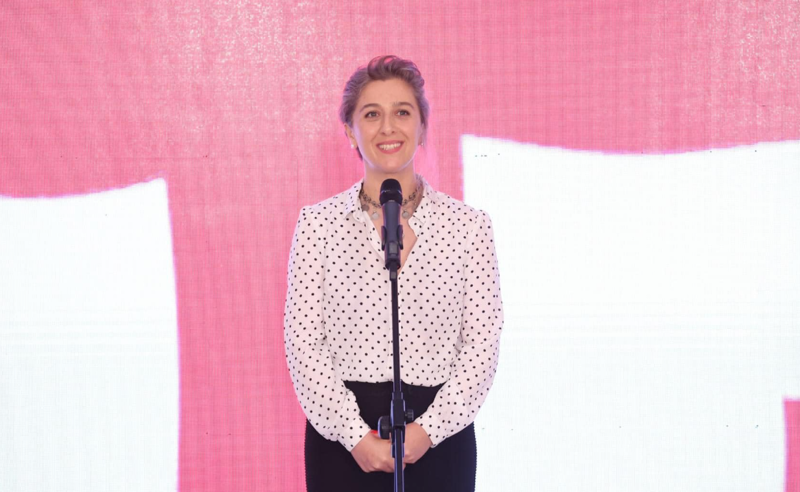 ქალი, რომელიც პროევროპულ აქციაზე დგას, ფოლკლორის სახელმწიფო ცენტრიდან გაათავისუფლეს