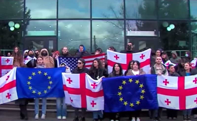 "დუმილი დანაშაულია!" - გრიგოლ რობაქიძის უნივერსიტეტში პროტესტია 
