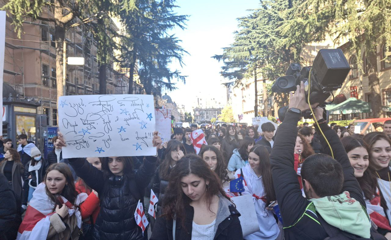 მოსწავლეების პროტესტი ბათუმში - ქალაქის ქუჩებში საპროტესტო მარში მიმდინარეობს