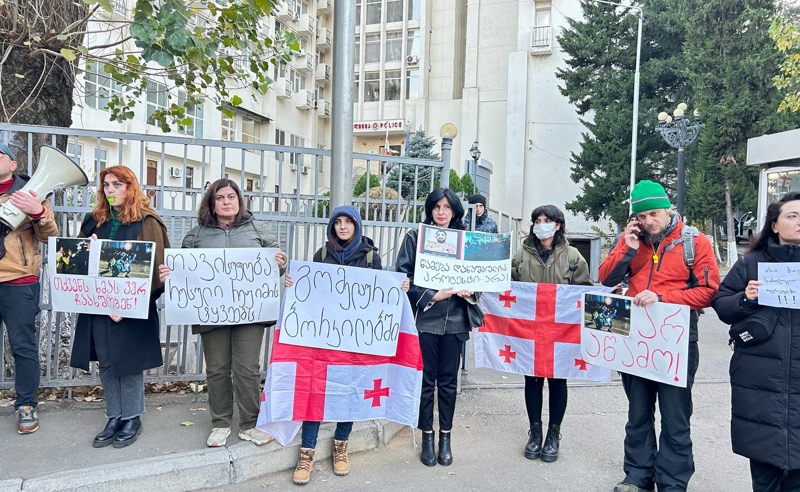 პოლიციის სამმართველოსთან აქციაზე ნაცემი და დაკავებული მოქალაქეების მხარდასაჭერი აქცია მიმდინარეობს