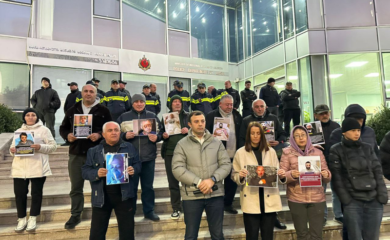 ოზურგეთში, პოლიციის წინ, სპეცრაზმის მიერ სასტიკად ნაცემი აქციის მონაწილეების ფოტოები გამოფინეს