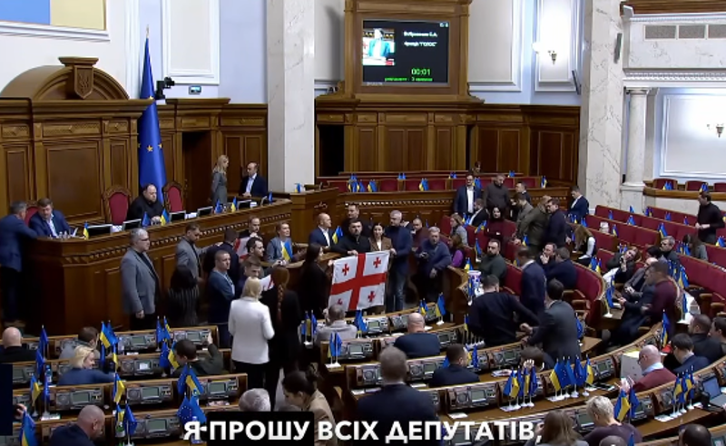 უკრაინის რადის დეპუტატებმა საქართველოს დროშები გამოფინეს და ქართველ ხალხს სოლდარობა გამოუცხადეს