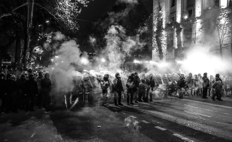 აქციაზე მყოფი არაერთი მოქალაქე აღნიშნავს გამოყენებული სპეციალური საშუალებების განსაკუთრებით მავნე ზემოქმედებას - საია