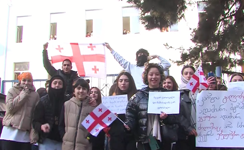 ''ჩვენ არ გვინდა რუსეთში ცხოვრება, ჩვენი თაობის მომავალი ევროპაშია'' - მოსწავლეების პროტესტი