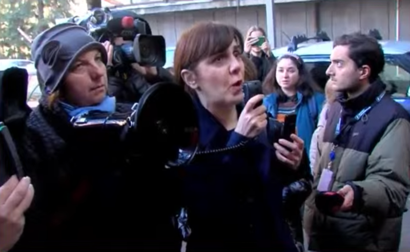 "ვაპროტესტებთ ძალადობას" -  ვაკე-საბურთალოს სამმართველოსთან ქალების აქცია იმართება 