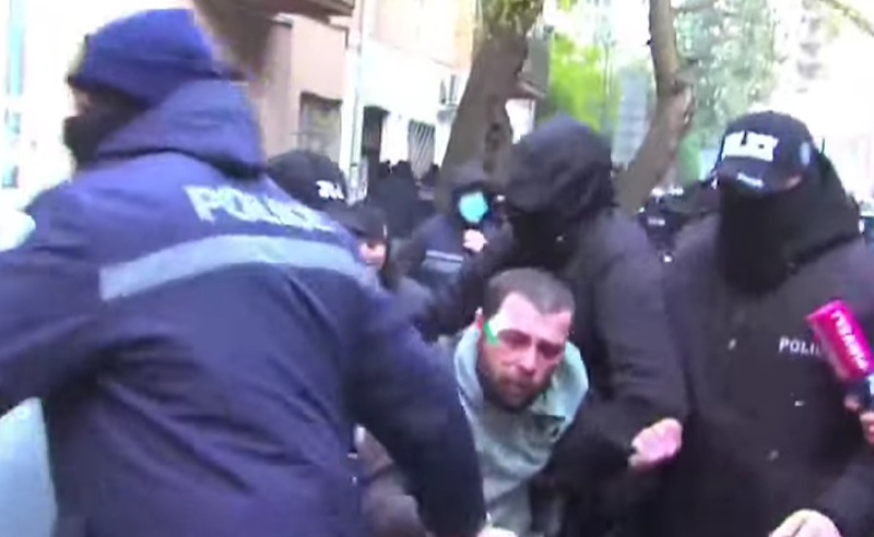 პოლიციამ გელა ხასაია ძალის გამოყენებით დააკავა