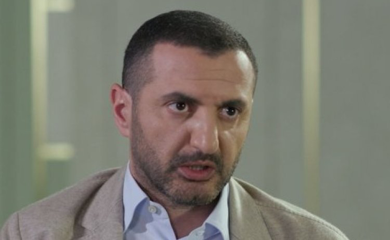 პოლიცია დავით კეზერაშვილის სახლს ჩხრეკს