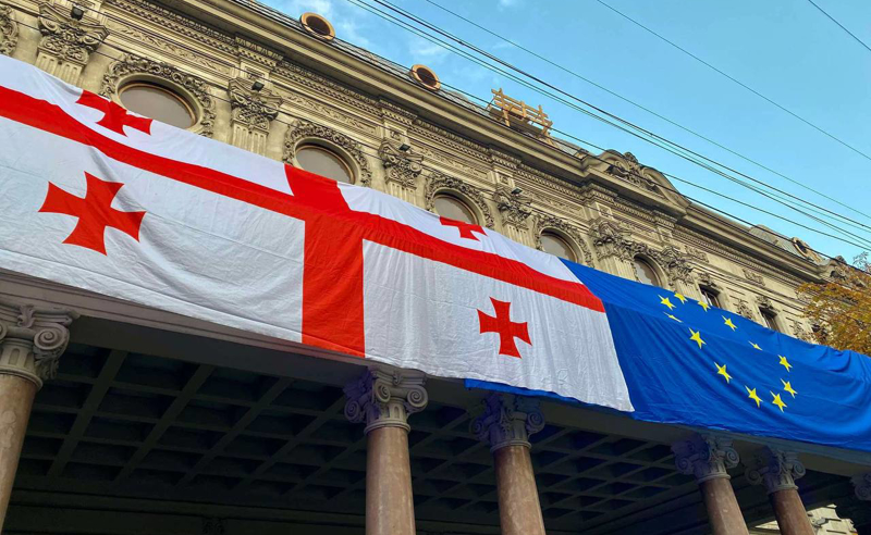 რუსთაველის თეატრიდან საქართველოს და ევროკავშირის დროშები გადმოფინეს