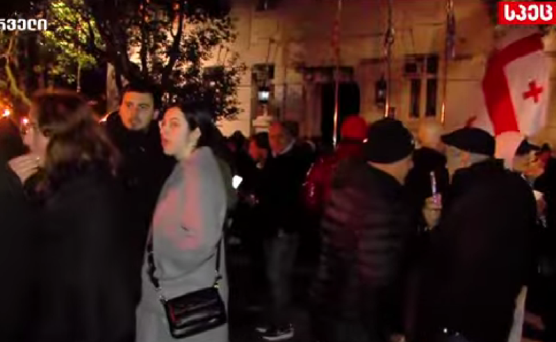 ბათუმში მსვლელობის მონაწილეებს მთავრობის სახლთან რობოკოპები დახვდნენ