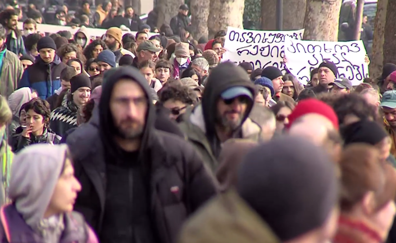 ხელოვანები მსვლელობით მარჯანიშვილის თეატრისკენ მიდიან