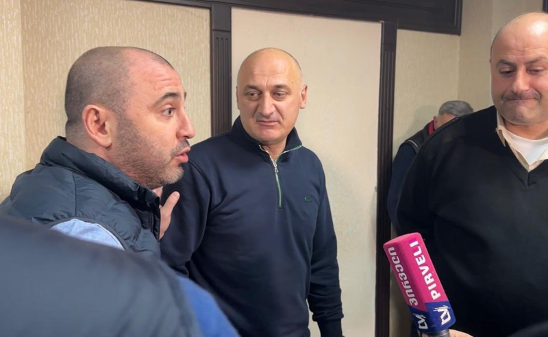 სასამართლოში მყოფი ხაბეიშვილისთვის გაურკვეველი პირი სასამართლო უწყების ჩაბარებას ცდილობდა, თუმცა მან დოკუმენტი არ ჩაიბარა - "ერთიანობა - ნაციონალური მოძრაობა" 