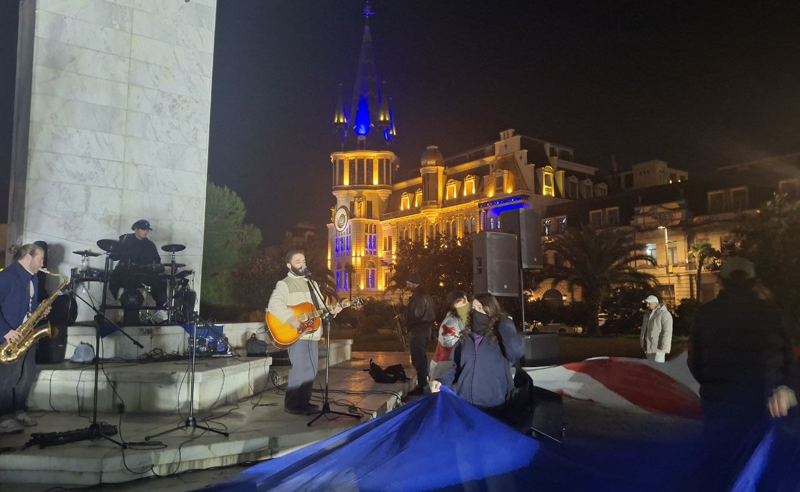  ბათუმში, ევროპის მოედანზე მუსიკოსების აქცია-პერფორმანსი მიმდინარეობს