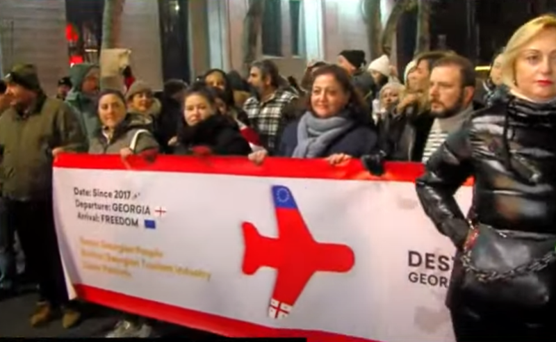"ჩაფრენის ადგილი - თავისუფლება!" - პროტესტს რუსთაველზე ტურიზმის სფეროს წარმომადგენლები უერთდებიან 