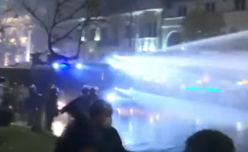 სპეცრაზმელებმა თბილისის ოპერისა და ბალეტის თეატრისკენ გადაინაცვლეს - იყენებენ წყლის ჭავლს