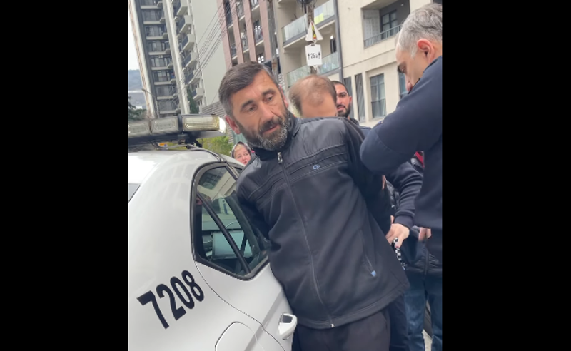 პოლიციამ კაცი არასრულწლოვანი შვილის თანდასწრებით დააკავა (ვიდეო)