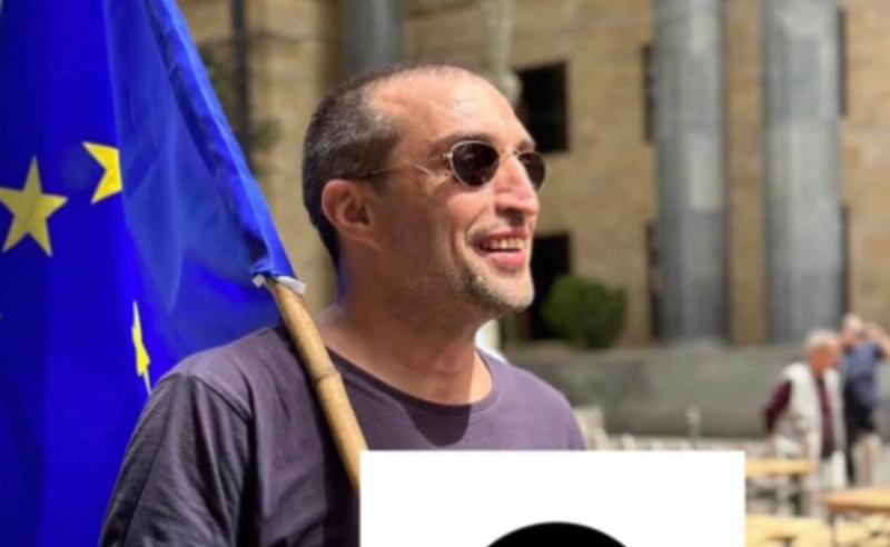 დაკავებული აქტივისტი გიორგი ახობაძე ამტკიცებს, რომ პოლიციამ ნარკოტიკული ნივთიერება ჩაუდო - ის მშრალ შიმშილობას აცხადებს