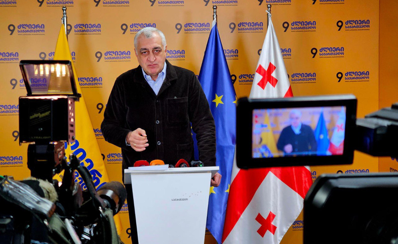 ჩვენ ვნახეთ ქართველი ხალხის წინააღმდეგ ტერორისტული აქტი - მოგმართავ შენ, ბიძინა ივანიშვილო,  თუ უახლოესი 24 საათის განმავლობაში არ დააკავებთ მოძალადეებს, მთელი პასუხისმგებლობა გეკისრება პირადად შენ - ხაზარაძე