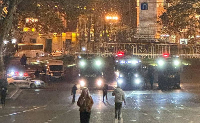 „თავისუფლების მოედნის" მიმდებარედ წყლის ჭავლის მანქანები და სპეცტექნიკაა მობილიზებული