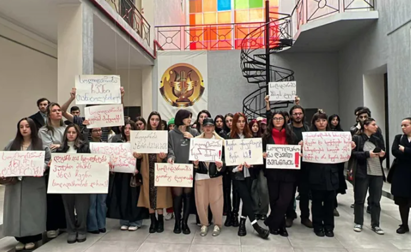 პროტესტი ბათუმის ხელოვნების უნივერსიტეტში - სტუდენტები დეკანის და რამდენიმე ახალგაზრდის დაკავებას აპროტესტებენ