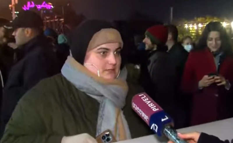 საპროტესტო აქციაზე საგარეო საქმეთა სამინისტროს თანამშრომელი დგას