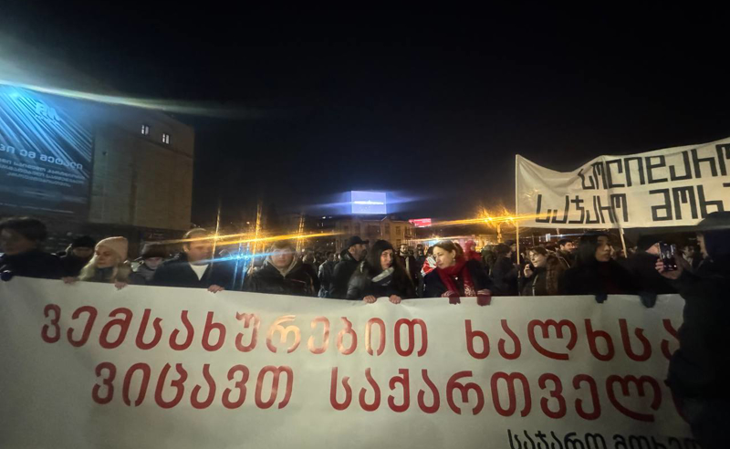 საჯარო მოხელეები რესპუბლიკის მოედნიდან დაიძრნენ - მოქალაქეები მარშით პარლამენტთან გადაინაცვლებენ