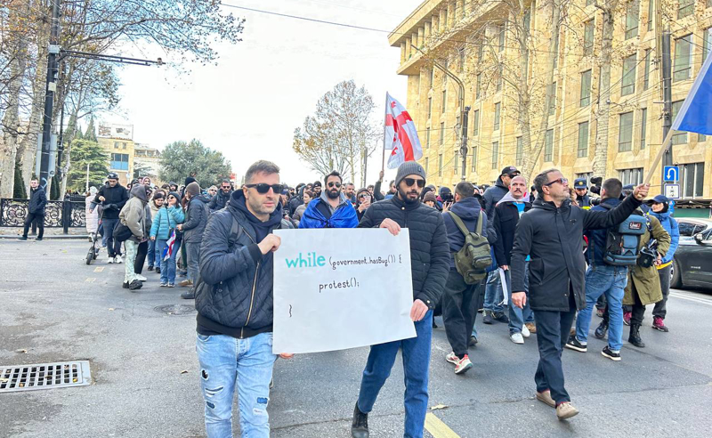 “სისტემატური პროტესტია საჭირო“-IT სპეციალისტებმა პარლამენტის მიმართულებით მსვლელობა გამართეს