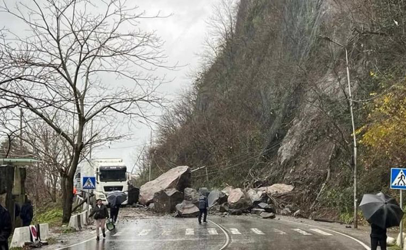 Batumi ilə Sarpı birləşdirən mərkəzi yola daşlar düşüb