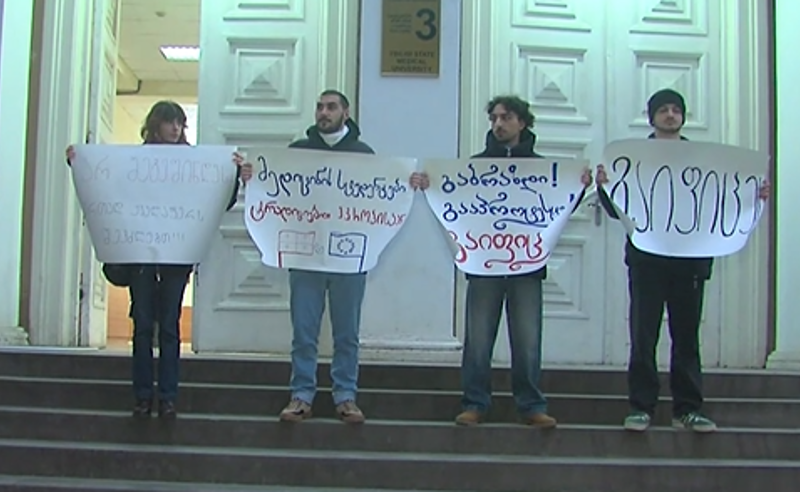 მედიკოსების პროტესტი თბილისში - ექიმები სარჯველაძეს დუმილის დარღვევისკენ მოუწოდებენ