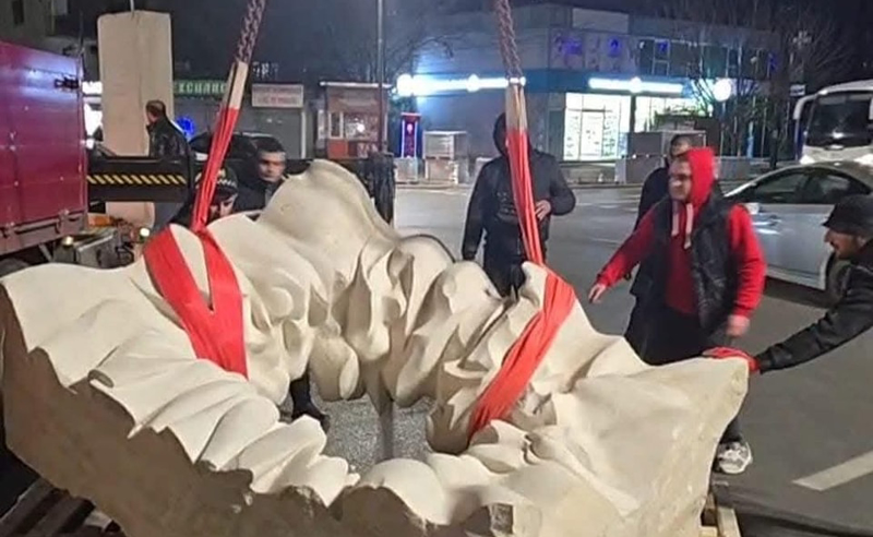 რუსთავის მერიამ რუსთავში ქანდაკება აიღო