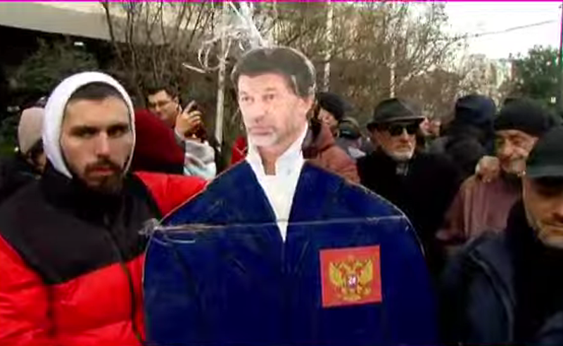 პერფორმანსი თბილისის მერიასთან - კახი კალაძის ფიტული ბუშტებით ჰაერში გაუშვეს