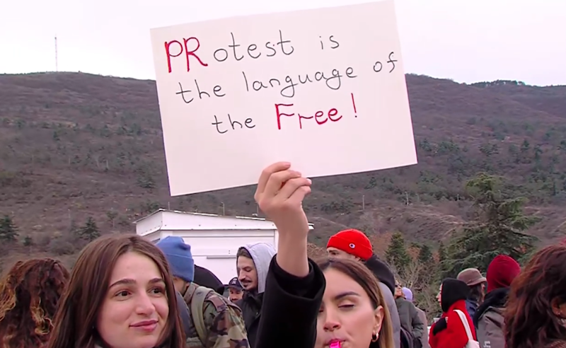 ჭავჭავაძის გამზირი გადაკეტილია - HR -ები, PR სპეციალისტები და შემოქმედებითი სფეროს წარმომადგენლები მსვლეობას მართავენ