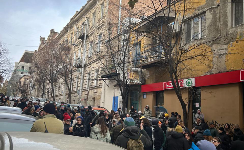 "თავისუფლება რეჟიმის ტყვეებს" - ხელოვანები საპროტესტო მარშს მართავენ