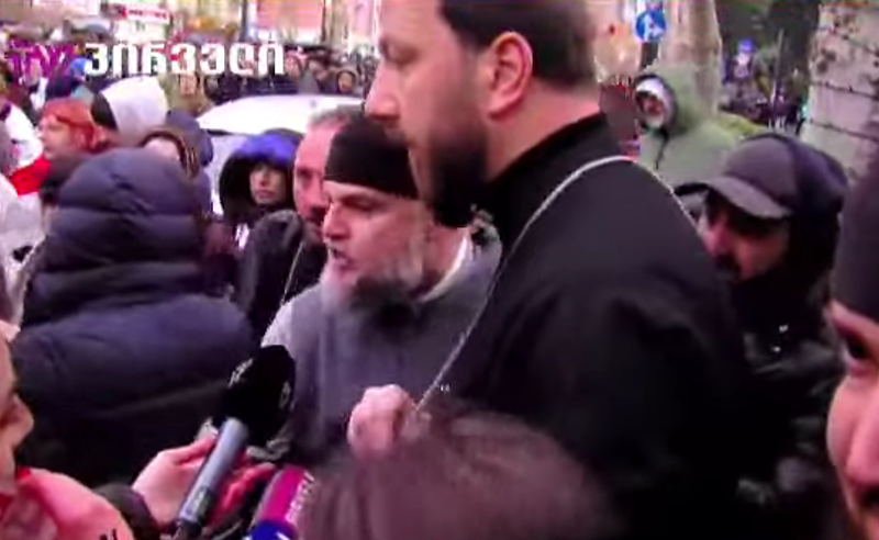 სიტყვიერი დაპირისპირება მამა შალვა კეკელიასა და აქციის მონაწილეებს შორის - რა მოხდა ჭავჭავაძეზე