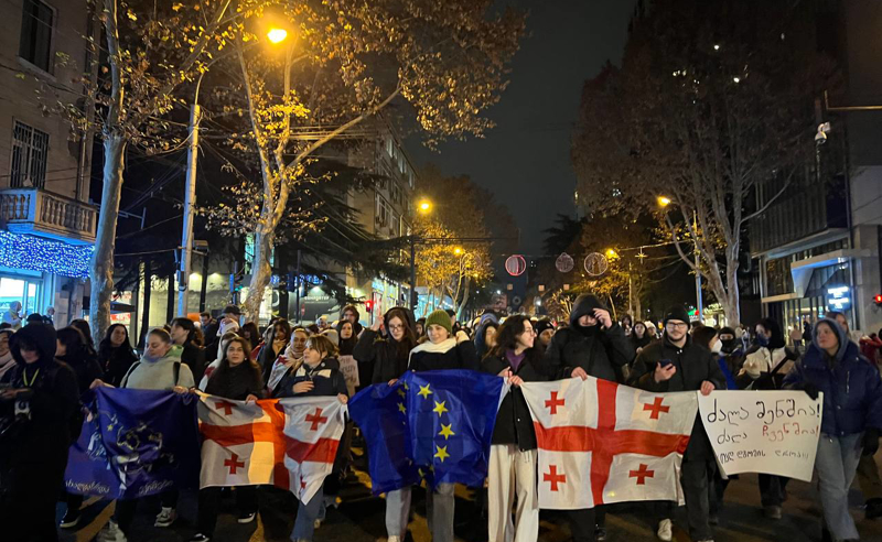 "ქვეყანას უნდა ვუმკურნალოთ" - თბილისში ექიმების მსვლელობა მიმდინარეობს