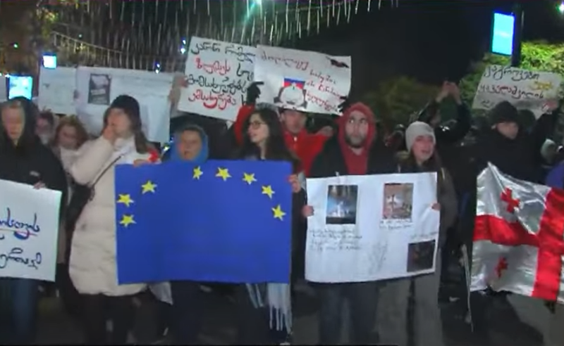 "საქართველო არასდროს გარუსდება!" - თსუ-ს სტუდენტები და ლექტორები საპროტესტო მარშს მართავენ