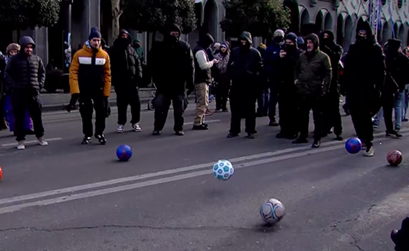 "ყაველაშვილმა პოლიტიკა არ იცის და რაც იცის, ეგ მაინც გვასწავლოს" - მოქალაქეები პარლამენტთან ბურთით თამაშობენ