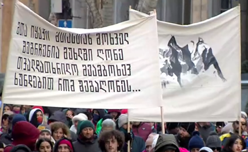 "მთა თავისუფლებისთვის" - რუსთაველის გამზირზე მიმდინარე საპროტესტო აქციას ექსტრემალური სპორტის წარმომადგენლები შეუერთდნენ