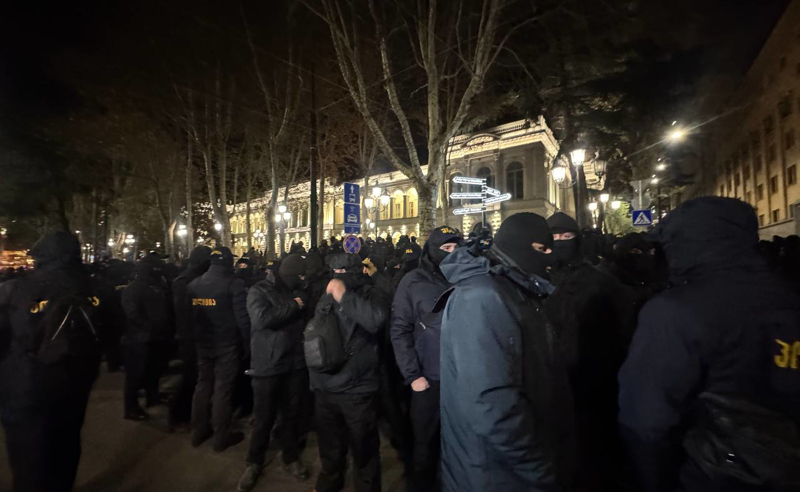 პარლამენტთან საპოლიციო ძალების უპრეცედენტო მობილიზებაა 