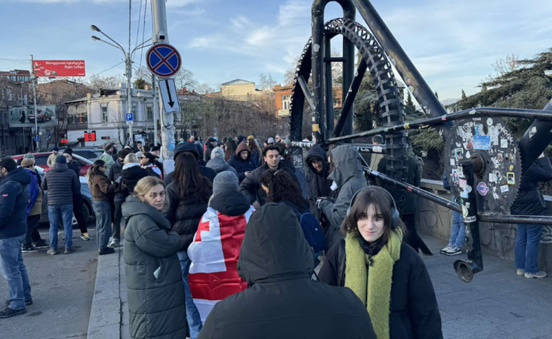 "ჩვენი მთავარი სამსახური სამშობლოს სამსახურია" - აიტი სპეციალისტების პროტესტი თბილისში 