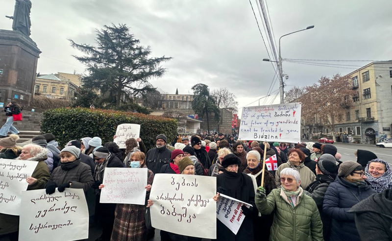 "გაათავისუფლეთ რეჟიმის პატიმრები და დანიშნეთ ახალი არჩევნები" - ბებიები და ბაბუები საპროტესტო მსვლელობას მართავენ