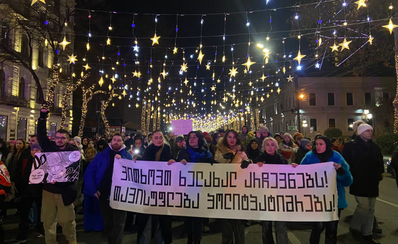 "მოვითხოვთ, საზოგადოებრივი მაუწყებელი ხალხს დაუბრუნდეს" - მოქალაქეები მსვლელობით პირველ არხთან მიდიან