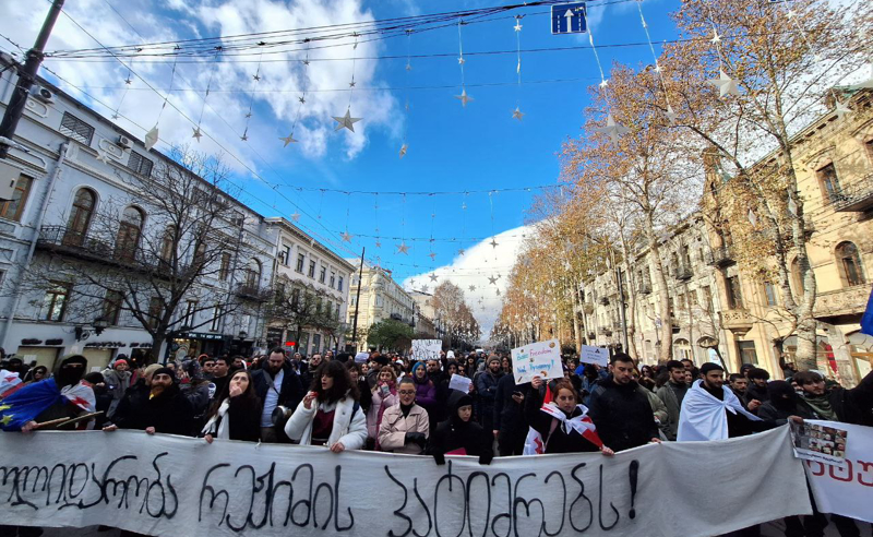 "ივანიშვილის სისასტიკემ ქუჩაში გამოგვიყვანა" - სტუმარ-მასპინძლობის სფეროს წარმომადგენლები მსვლელობით პარლამენტთან მივიდნენ 