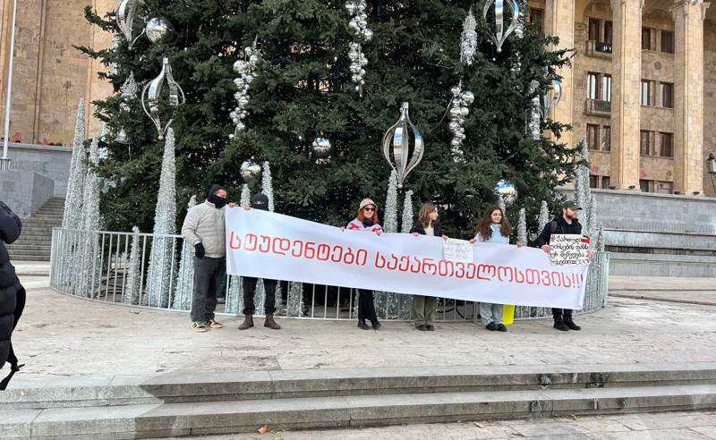 პროტესტის კიდევ ერთი ეპიცენტრია რუსთაველის გამზირი - მსვლელობას სტუდენტები მართავენ