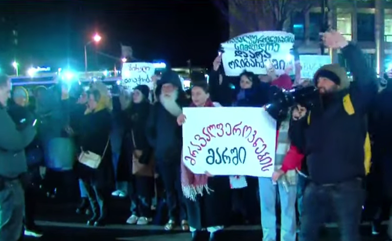 ''მრავალფეროვნების მარში'' - აქციის მონაწილეები პარლამენტის მიმართულებით მსვლელობას მართავენ