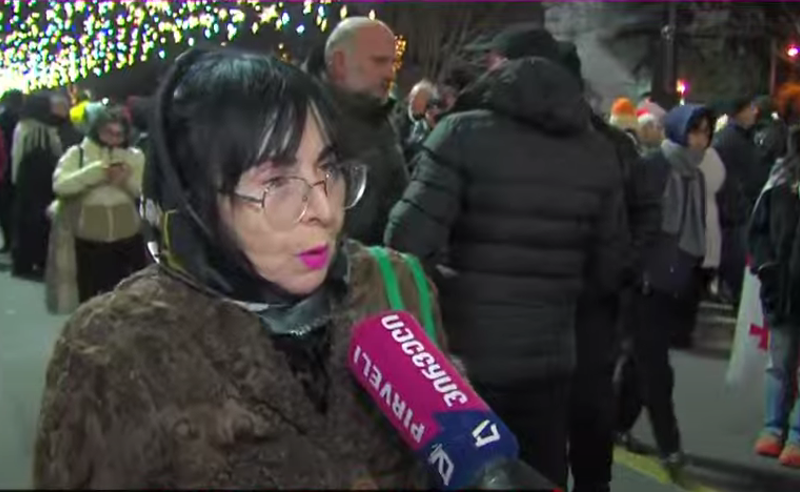აქციის მონაწილე: ''გააჩერეთ ყავის მომდუღებელი მდინარაძე და იდიოტი კობახიძე''