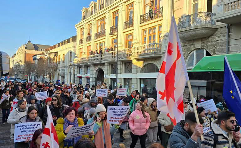 ვასო აბაშიძის სახელობის ახალი თეატრიდან მასწავლებლების მარში დაიძრა