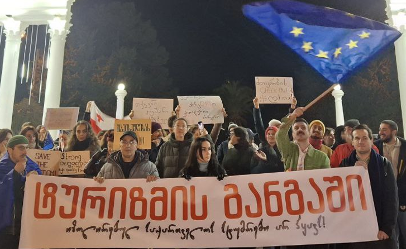 "ტურიზმის განგაში" - ბათუმში აქცია მიმდინარეობს